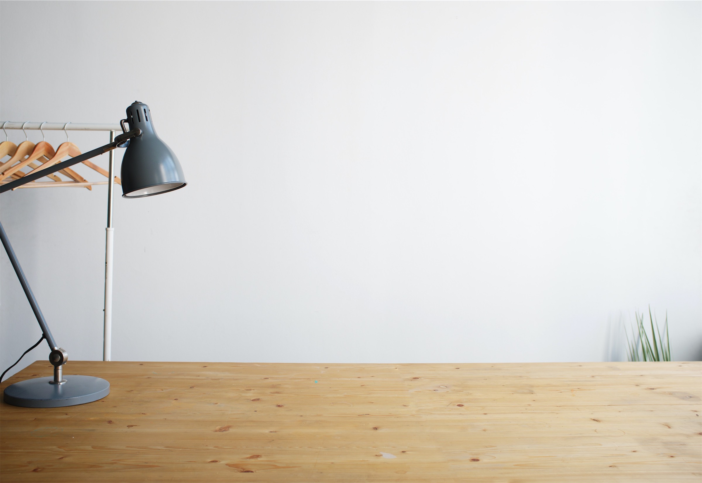 Photo of a desk and a lamp where you can learn about real estate